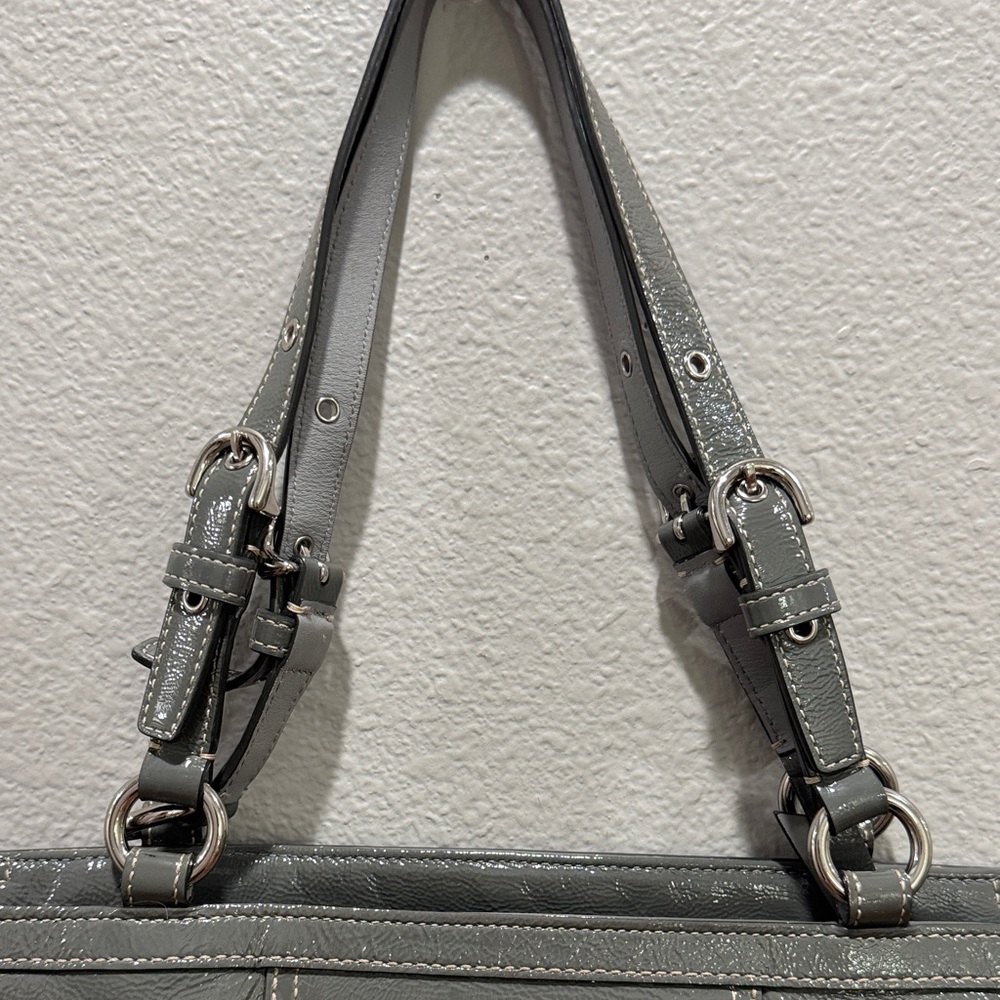 π©Ά Coach Stunning Gray Shoulder Bag with Light Blue Interior π©΅ - Picture 3 of 8